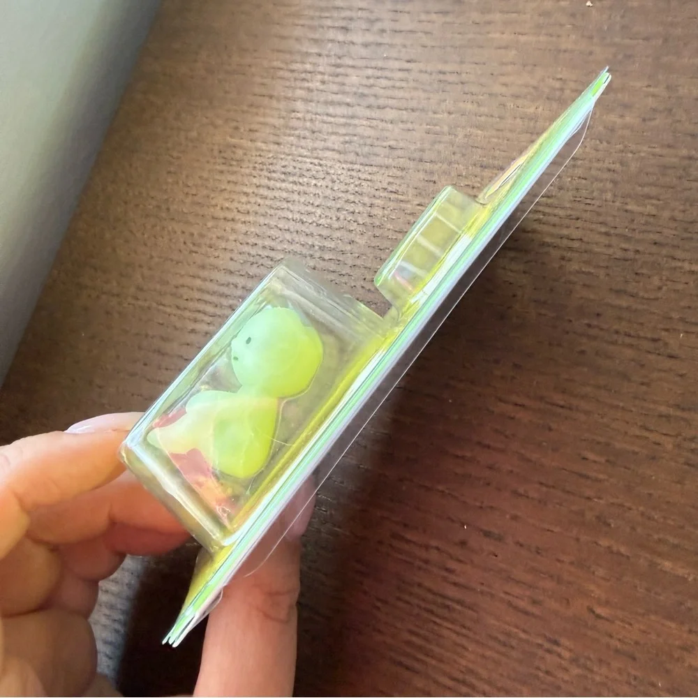 NEW Smiski Zipper Bite  ZipperBite - Hugging Knees Glow in the Dark - Picture 4 of 13